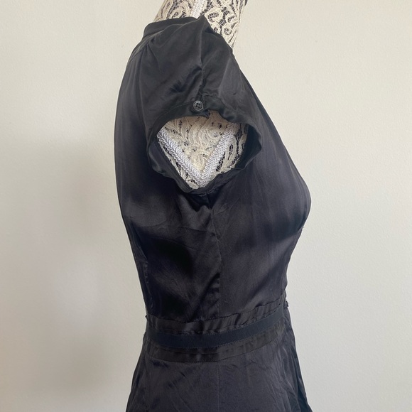 Women's button down blouse with cinched ruffled ribbon waste - Picture 2 of 3